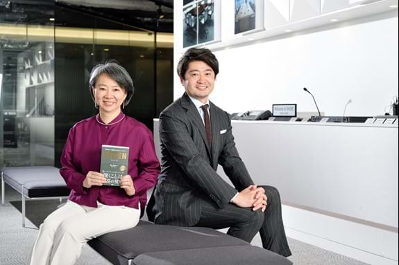 エール 取締役の篠田真貴子氏（左）とシュア・ジャパンの大友裕己シニアディレクター