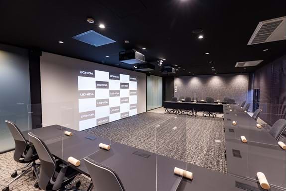 内田洋行はShureの優れた音響システムを取り入れた独自のライブショールームを自社の社屋で公開し、官公庁、自治体、教育委員会、企業などさまざまな顧客向けに提案している。